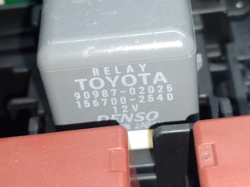 Блок предохранителей моторный отсек правый TOYOTA RAV4 05-12 2.4 2AZFE Блок предохранителей моторный отсек правый TOYOTA RAV4 05-12 2.4 2AZFE