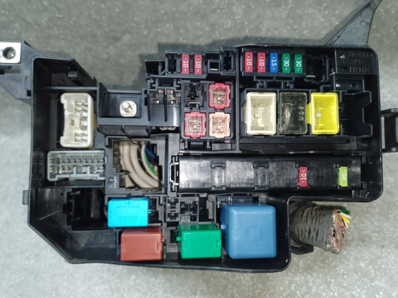 Блок предохранителей моторный отсек левый RAV4 05-12 2006 2.4 2AZFE Блок предохранителей моторный отсек левый RAV4 05-12 2006 2.4 2AZFE