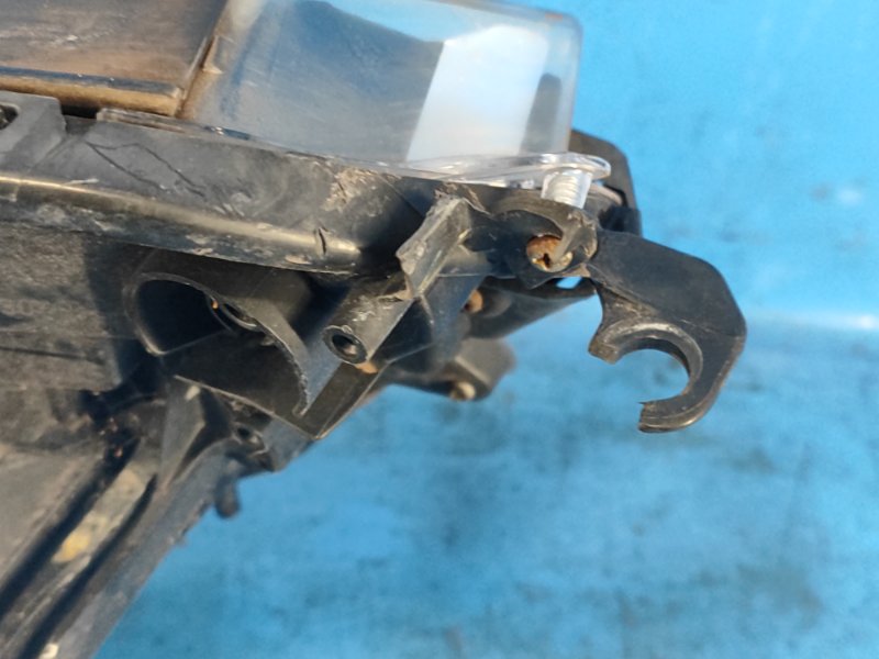 Фара левая RAV4 13-19