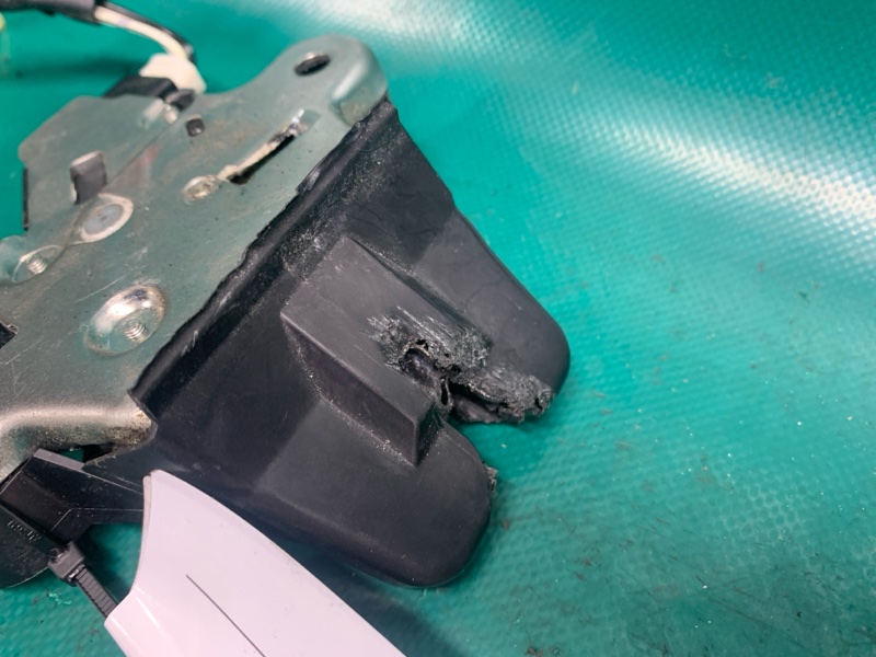 Замок крышки багажника AVALON 05-12 2006 3.5 2GR-FE