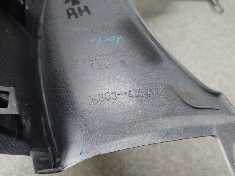 Накладка крышки багажника правая RAV4 05-12 2006 2.4 2AZFE