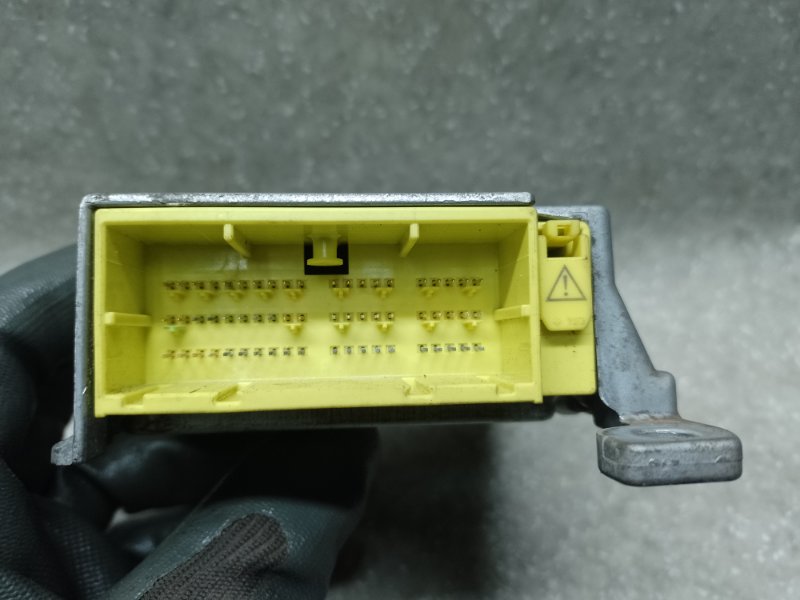 Блок управления AIRBAG TOYOTA PRIUS - 30 09-17 XW30 1.8 2ZRFXE