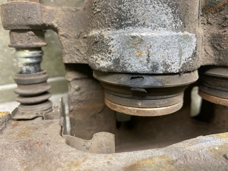 Суппорт тормозной передний левый TRIBECA B9 05-07