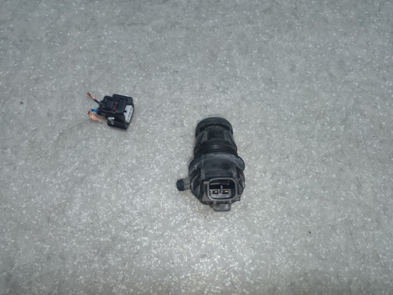 Насос омывателя стекла передний TOYOTA PRIUS - 30 09-17 XW30 1.8 2ZRFXE