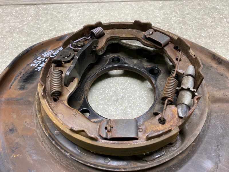 Тормозной механизм левый NISSAN JUKE 10-19 1.6 MR16DDT