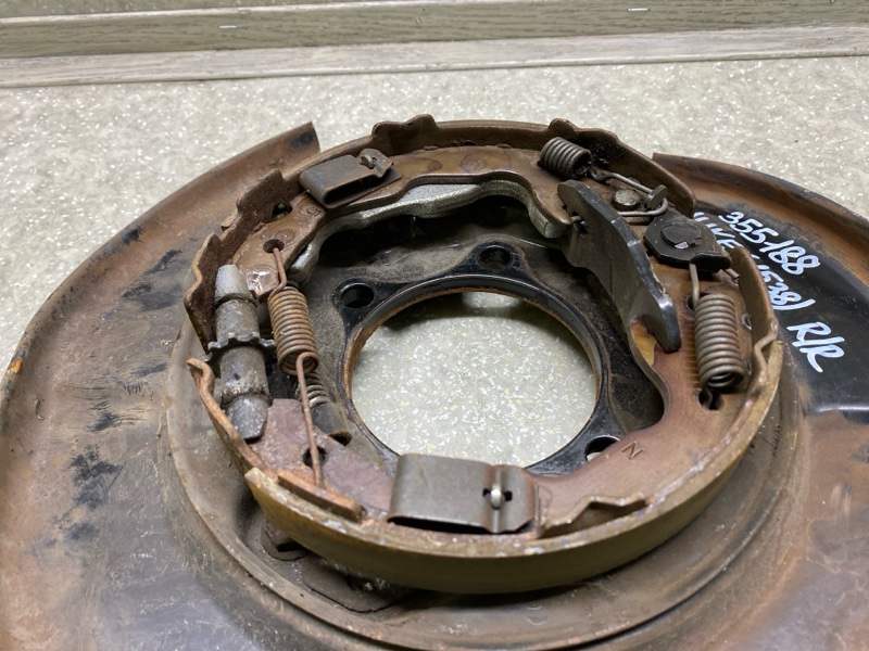 Тормозной механизм правый NISSAN JUKE 10-19 1.6 MR16DDT Тормозной механизм правый NISSAN JUKE 10-19 1.6 MR16DDT