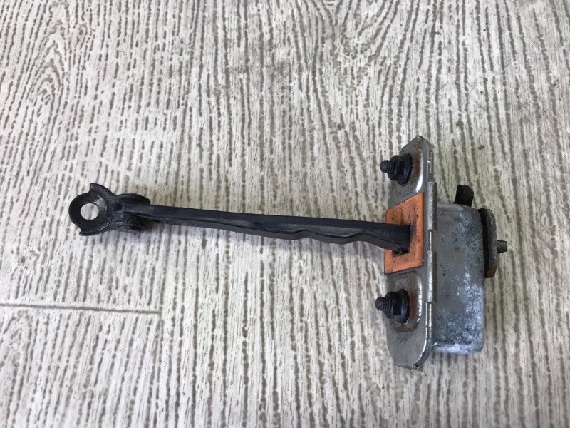 Ограничитель двери передний левый TUCSON TL 15-20 2015 G4FJ 1.6 Ограничитель двери передний левый TUCSON TL 15-20 2015 G4FJ 1.6