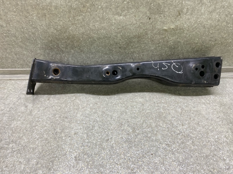 Крепление балки подвески переднее правое QASHQAI/ROGUE SPORT 14-