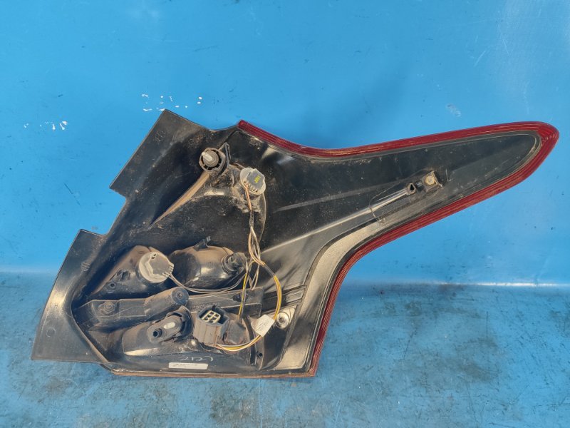 Фонарь наружный левый FOCUS 10-18