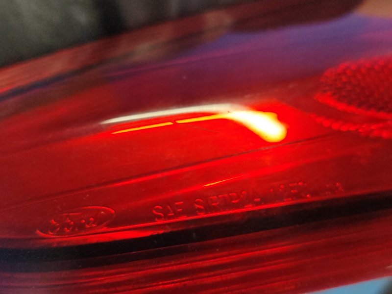 Фонарь наружный левый FOCUS 10-18