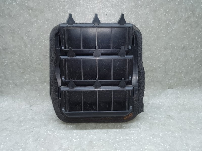 Клапан вентиляции салона задний правый RLX 13-20 Клапан вентиляции салона задний правый RLX 13-20