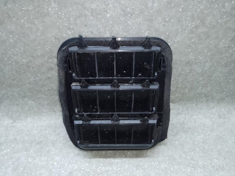 Клапан вентиляции салона задний левый RLX 13-20 Клапан вентиляции салона задний левый RLX 13-20