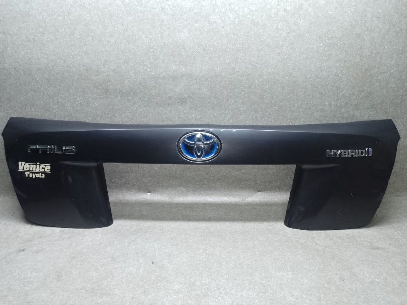 Накладка крышки багажника TOYOTA PRIUS 16- 2017 1.8 2ZRFXE 76801-47110-B1 Б/У