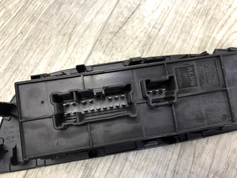 Блок управления стеклоподъемниками X-TRAIL/ROGUE T32 13-20 Внедорожник Блок управления стеклоподъемниками X-TRAIL/ROGUE T32 13-20 Внедорожник