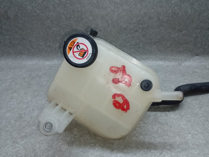 Бачок расширительный PRIUS 16- 2017 1.8 2ZRFXE