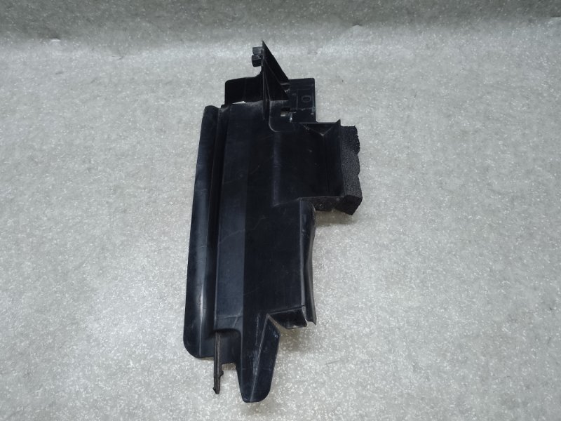 Дефлектор радиатора левый TOYOTA PRIUS 16- 2017 1.8 2ZRFXE 16595-37030 Б/У
