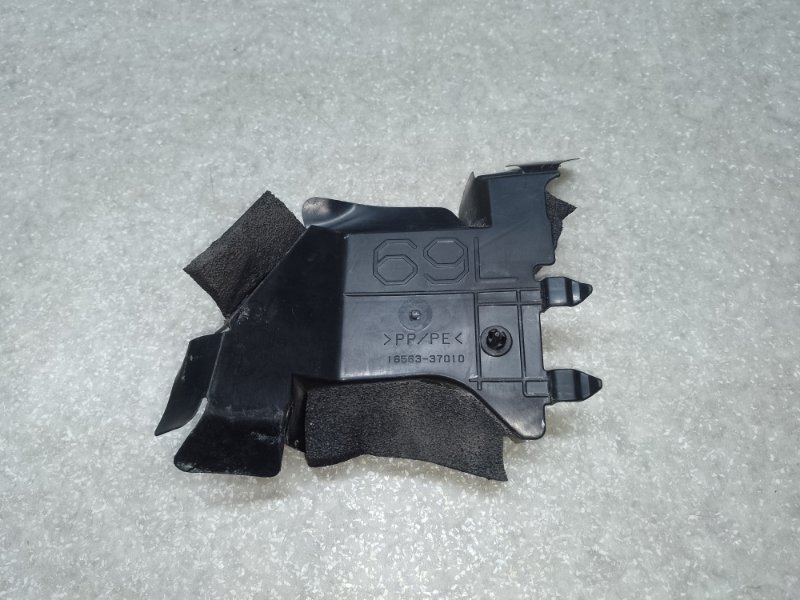 Дефлектор радиатора левый TOYOTA PRIUS 16- 2017 1.8 2ZRFXE 16563-37010 Б/У