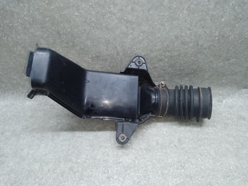 Патрубок воздушного фильтра PRIUS 16- 2017 1.8 2ZRFXE