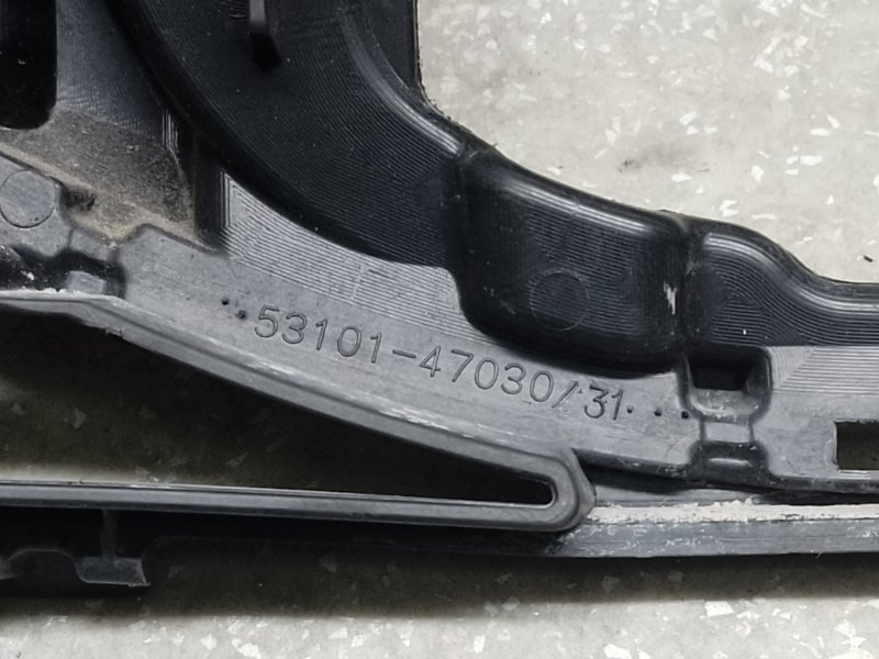 Кронштейн решетки радиатора TOYOTA PRIUS 16- 1.8 2ZRFXE