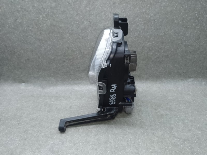 Дневной ходовой огонь правый PRIUS 16- 2017 1.8 2ZRFXE