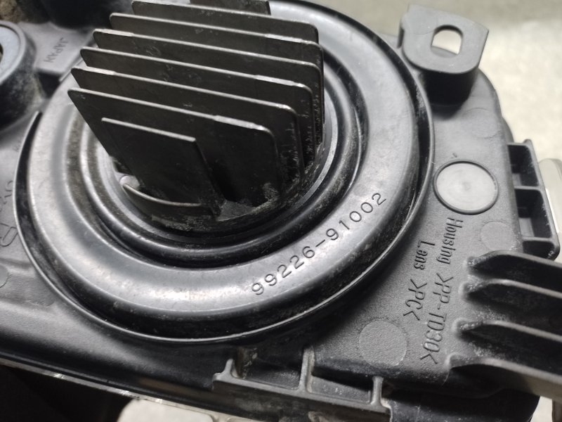 Дневной ходовой огонь правый PRIUS 16- 2017 1.8 2ZRFXE