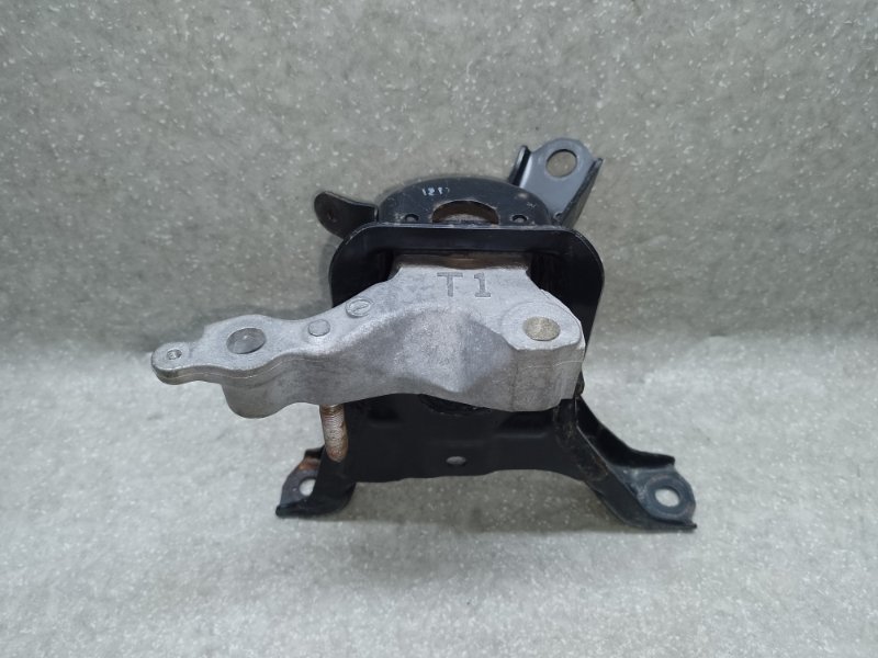 Подушка двигателя правая TOYOTA PRIUS 16- 2017 1.8 2ZRFXE 12305-37340 Б/У