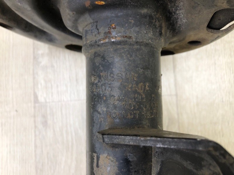 Амортизатор передний левый PATHFINDER R52 12-21 2013 3.5 VQ35DE