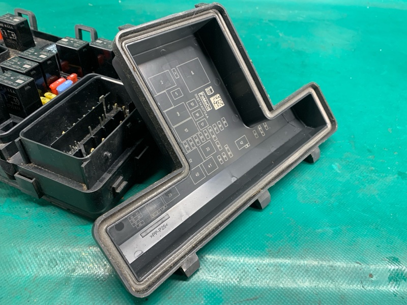 Блок предохранителей моторный отсек FUSION 14- 2016 C15HDTX