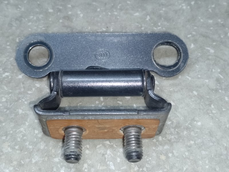 Петля крышки багажника TOYOTA PRIUS 16- 2017 1.8 2ZRFXE 68810-47061 Б/У