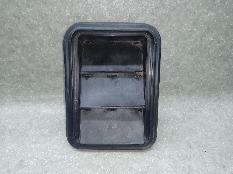 Клапан вентиляции салона задний TOYOTA PRIUS 16- 2017 1.8 2ZRFXE 62940-47010 Б/У