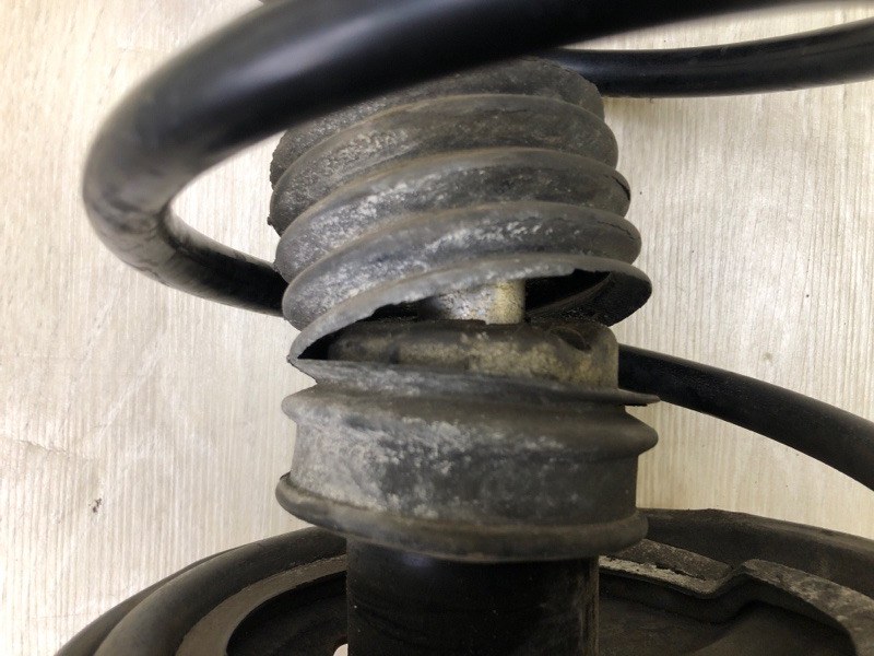 Амортизатор передний левый COROLLA 150 06-13 2011 1.8 2ZRFE