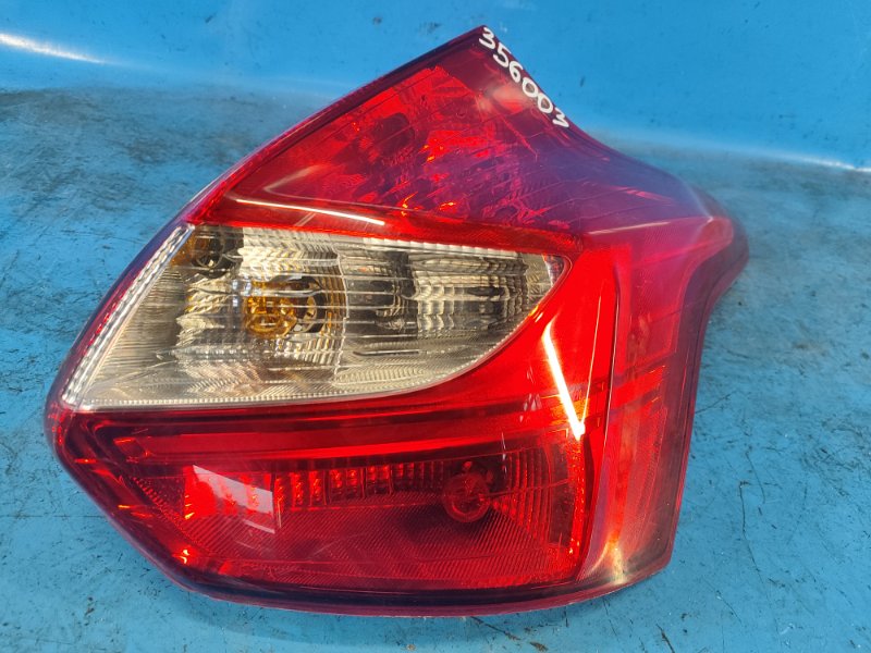 Фонарь наружный правый FOCUS 10-18