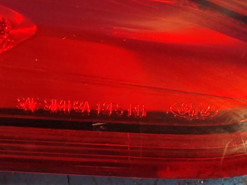 Фонарь наружный правый FOCUS 10-18