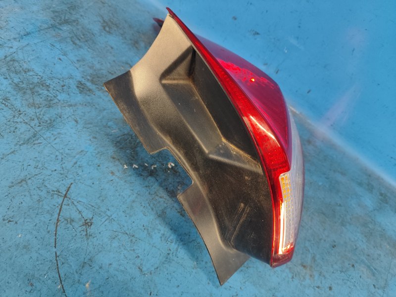 Фонарь наружный правый FOCUS 10-18