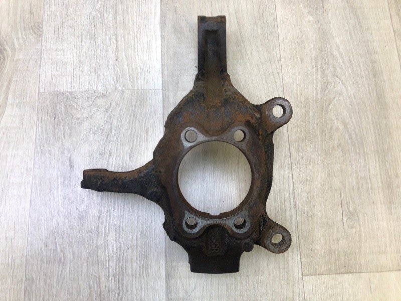 Кулак поворотный передний правый ROGUE 08-15 2010 2.5 QR25DE