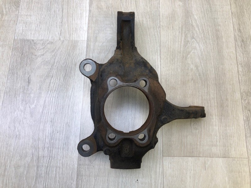 Кулак поворотный передний левый ROGUE 08-15 2010 2.5 QR25DE