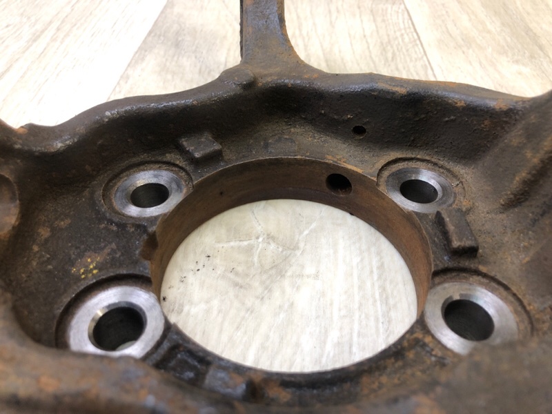 Кулак поворотный передний левый ROGUE 08-15 2010 2.5 QR25DE