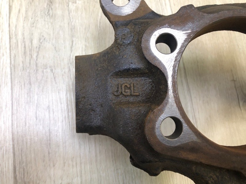 Кулак поворотный передний левый ROGUE 08-15 2010 2.5 QR25DE