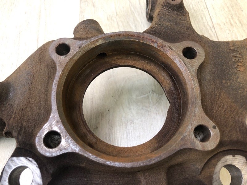 Кулак поворотный передний левый JOURNEY 08-20 2012 2.4 ED3