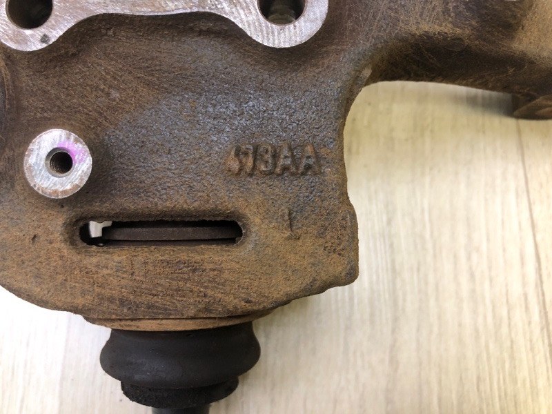 Кулак поворотный передний левый JOURNEY 08-20 2012 2.4 ED3