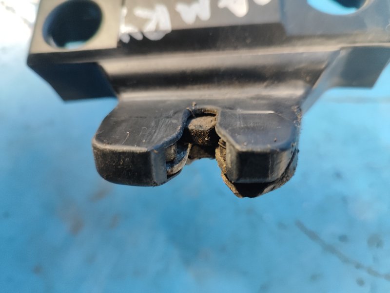 Замок крышки багажника CAMRY 40 06-11