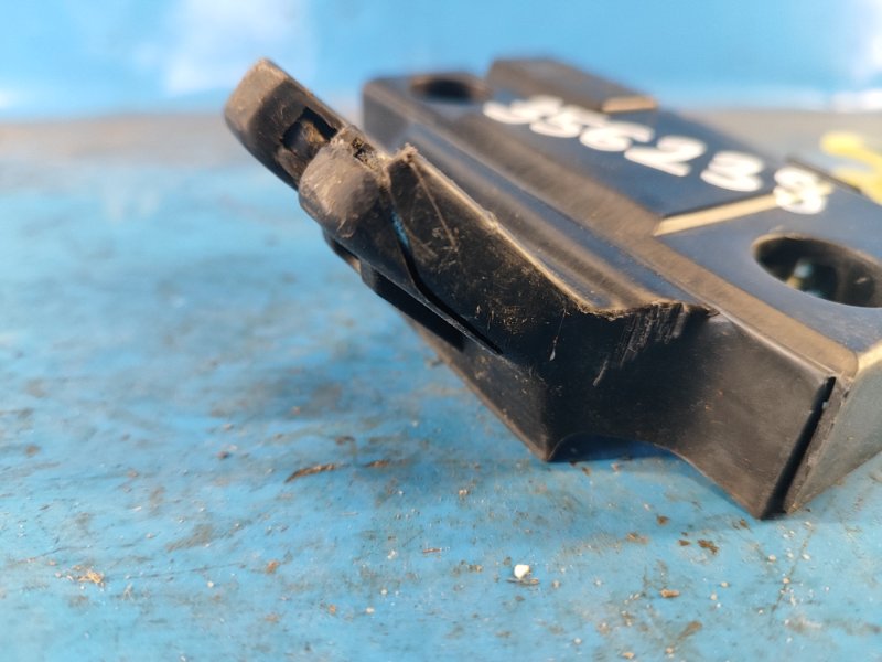 Замок крышки багажника CAMRY 40 06-11