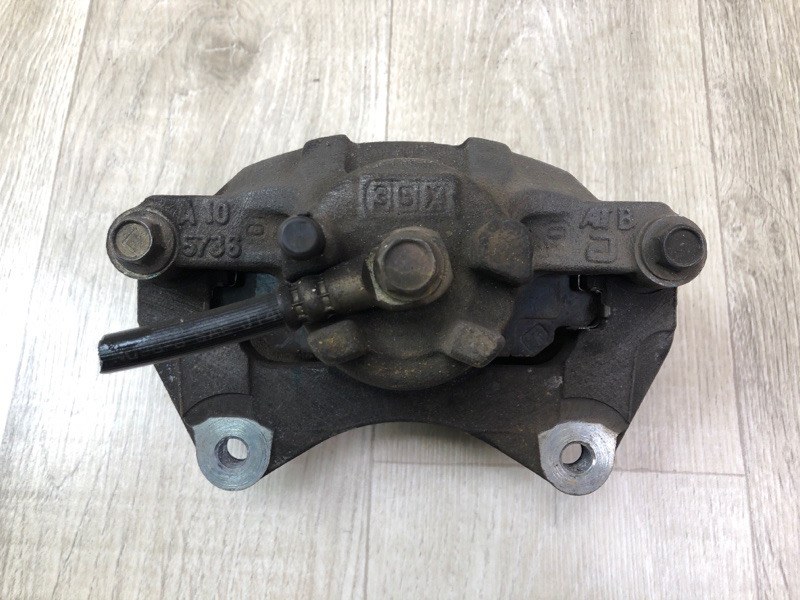 Суппорт тормозной передний левый OUTLANDER GF 12- 2013 2.4 4J12