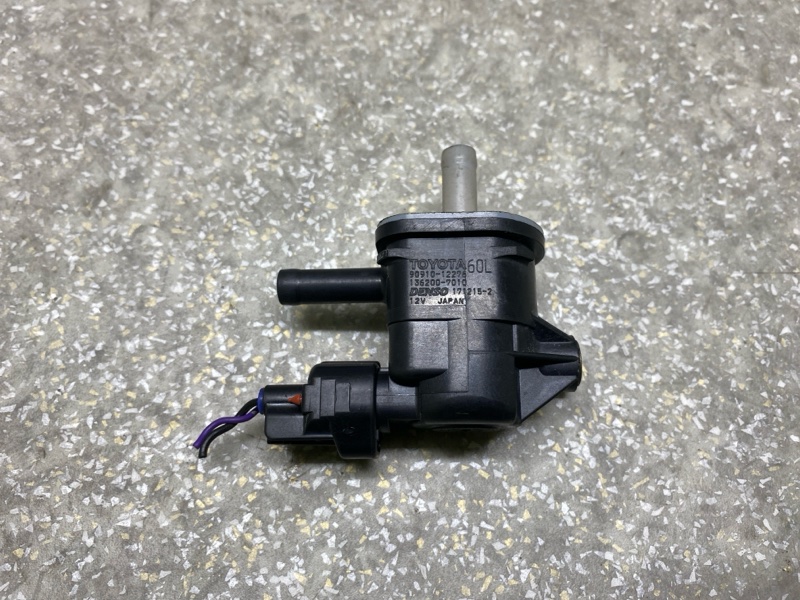 Клапан электромагнитный (вакуумный) TOYOTA PRIUS 16- 2017 1.8 2ZRFXE 90910-12276 Б/У