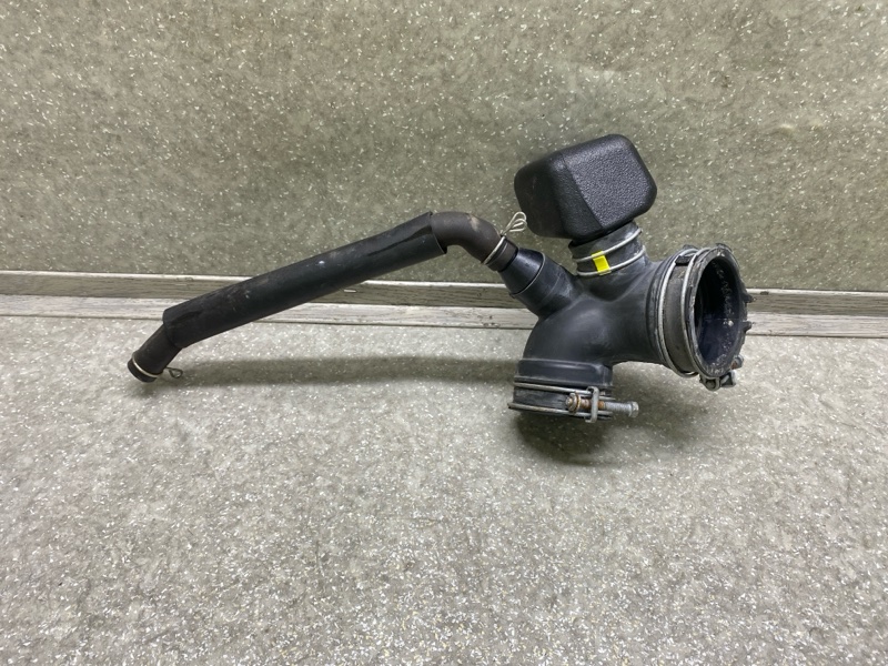 Патрубок воздушного фильтра PRIUS 16- 2017 1.8 2ZRFXE