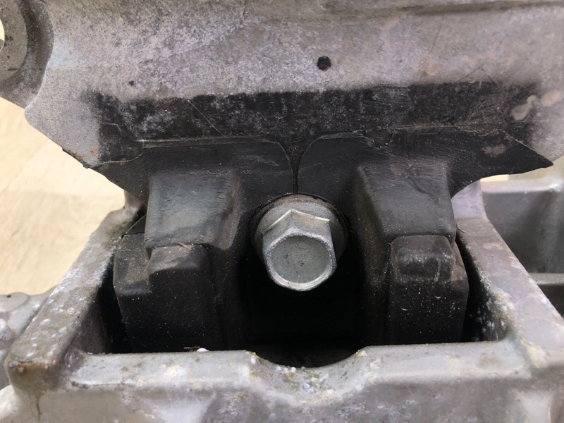 Подушка двигателя левая ROGUE 08-15 2010 2.5 QR25DE Подушка двигателя левая ROGUE 08-15 2010 2.5 QR25DE