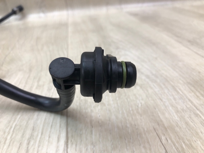 Клапан вентиляции картерных газов C-CLASS W205 16-21 2017 M274920 2.0L Клапан вентиляции картерных газов C-CLASS W205 16-21 2017 M274920 2.0L