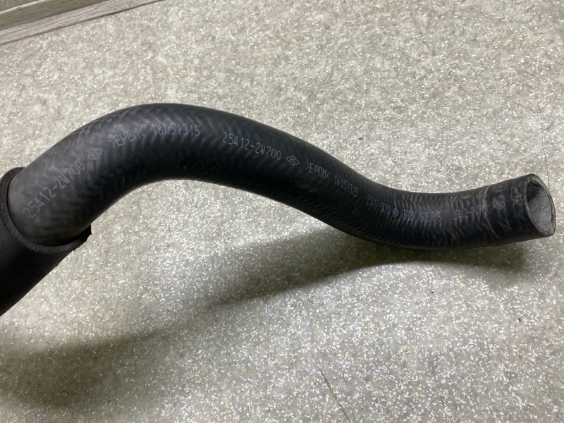 Патрубок системы охлаждения KIA SORENTO UM 14- 2.4 G4KJ