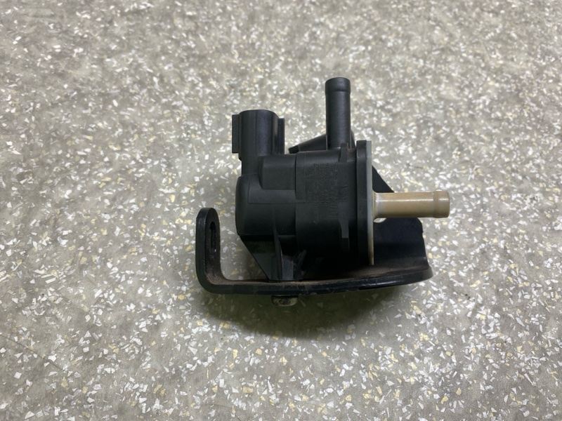 Запчасть клапан электромагнитный (вакуумный) LEXUS ES350 06-12 2007 3.5 2GR-FE 25860-31070 Б/У Клапан электромагнитный (вакуумный) LEXUS ES350 06-12 2007 3.5 2GR-FE 25860-31070 Б/У