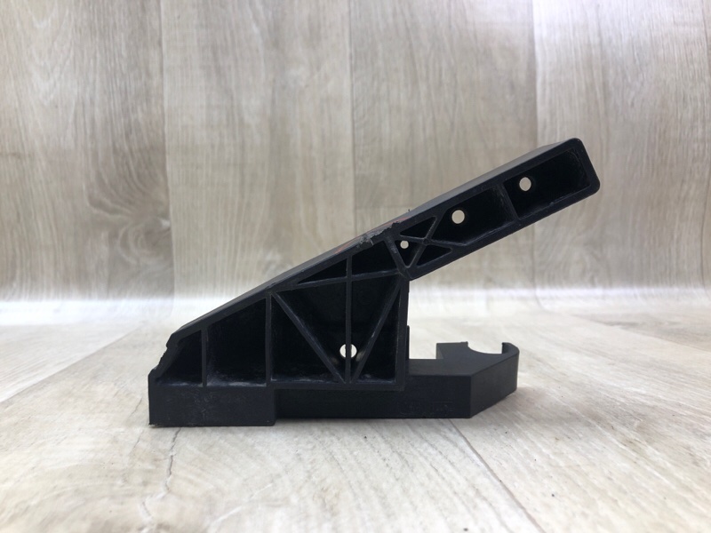 Кронштейн усилителя переднего бампера левый C-CLASS W205 16-21 2017 M274920 2.0L Кронштейн усилителя переднего бампера левый C-CLASS W205 16-21 2017 M274920 2.0L